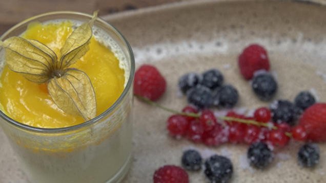 Rezept: Bayerisch Creme mit Mangospiegel und frischen Waldbeeren Rezept: Bayerisch Creme mit Mangospiegel und frischen Waldbeeren