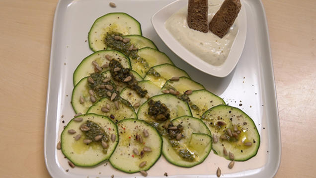 Rezept: Zucchini-Carpaccio mit Gorgonzola-Creme und Basilikum-Pesto-Chips Rezept: Zucchini-Carpaccio mit Gorgonzola-Creme und Basilikum-Pesto-Chips