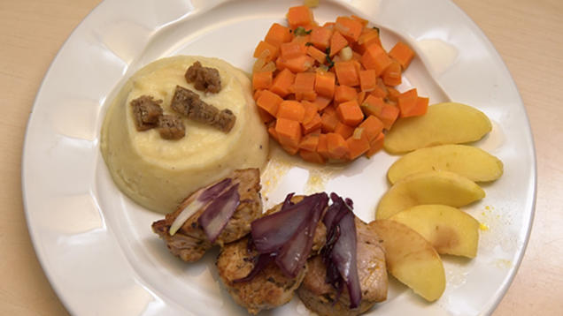 Rezept: Schweinelendchen mit Kartoffel-Sellerie-Püree, Karottengemüse und Curryrahmsoße Rezept: Schweinelendchen mit Kartoffel-Sellerie-Püree, Karottengemüse und Curryrahmsoße