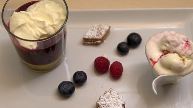 Rezept: Beerenvariationen mit Eierlikörcreme und Buttergebäck Rezept: Beerenvariationen mit Eierlikörcreme und Buttergebäck