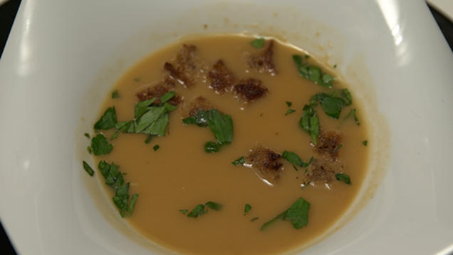Rezept: Altfränkische Biersuppe mit gerösteten Gewürzbrot-Croûtons und frischer Petersilie Rezept: Altfränkische Biersuppe mit gerösteten Gewürzbrot-Croûtons und frischer Petersilie