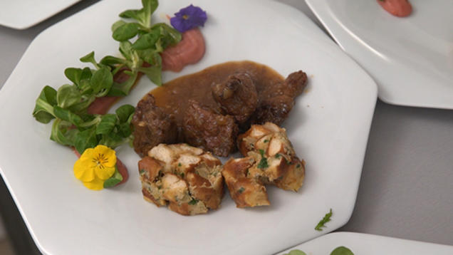 Rezept: Bockbier-Gulasch vom heimischen Wildschwein mit Brezenknödeln und Spitzkohlgemüse Rezept: Bockbier-Gulasch vom heimischen Wildschwein mit Brezenknödeln und Spitzkohlgemüse