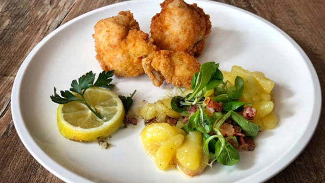 Rezept: Backhendl mit Vogerl-Kartoffelsalat (Marianne und Michael) Rezept: Backhendl mit Vogerl-Kartoffelsalat (Marianne und Michael)
