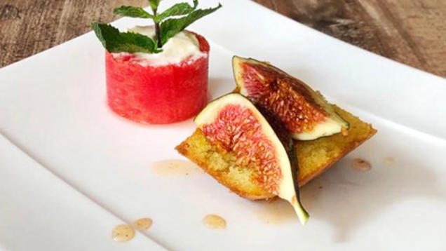 Rezept: Ravani (Griechischer Grießkuchen) mit Feige und Wassermelone (Chryssanthi Kavazi) Rezept: Ravani (Griechischer Grießkuchen) mit Feige und Wassermelone (Chryssanthi Kavazi)
