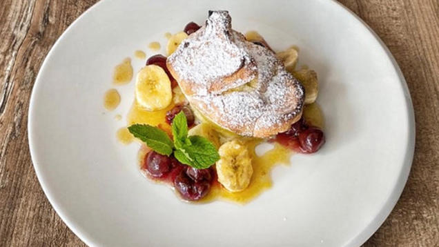 Rezept: Salzburger Nockerln mit karamellisierter Banane und Kirschen (Götz Alsmann) Rezept: Salzburger Nockerln mit karamellisierter Banane und Kirschen (Götz Alsmann)