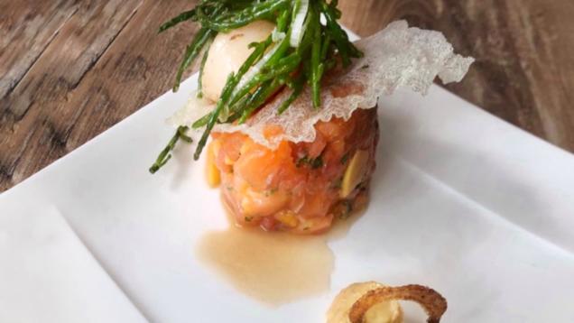 Rezept: Türmchen von Lachs und Jakobsmuschel mit Salicornes (Tobias Wegener) Rezept: Türmchen von Lachs und Jakobsmuschel mit Salicornes (Tobias Wegener)