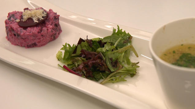Rezept: Tatar vom Karpfen mit Karpfensuppe, dazu zweierlei Brot Rezept: Tatar vom Karpfen mit Karpfensuppe, dazu zweierlei Brot