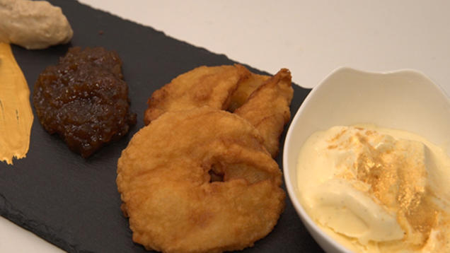 Rezept: Apfelküchle im Bierteig gebacken, dazu Vanilleeis Rezept: Apfelküchle im Bierteig gebacken, dazu Vanilleeis