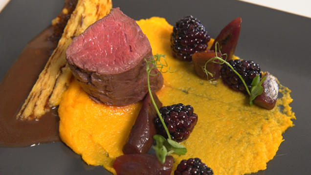 Rezept: Heimisches Wild auf Gin-Jus, Baumkuchen und Wintergemüse Rezept: Heimisches Wild auf Gin-Jus, Baumkuchen und Wintergemüse