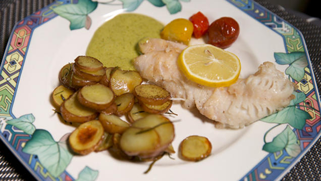 Rezept: Filet vom Rotbarsch mit Rosmarin-Kartoffeln und Rosmarin-Tomaten, dazu eine Dillsoße Rezept: Filet vom Rotbarsch mit Rosmarin-Kartoffeln und Rosmarin-Tomaten, dazu eine Dillsoße