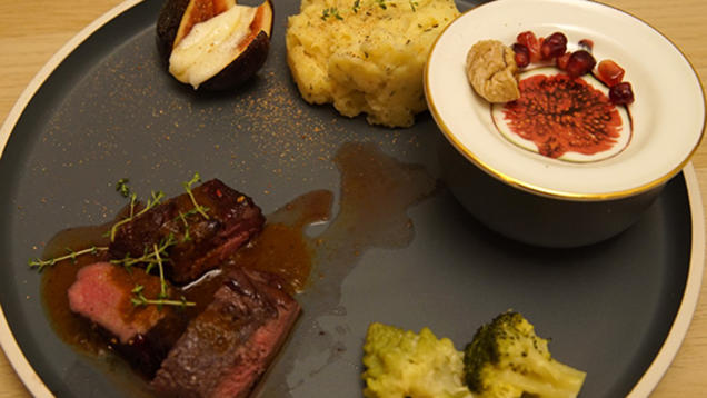 Rezept: Rehrücken unter Himbeer-Pfeffer mit Pastinaken-Thymian-Stampf und Rotkohlsalat Rezept: Rehrücken unter Himbeer-Pfeffer mit Pastinaken-Thymian-Stampf und Rotkohlsalat