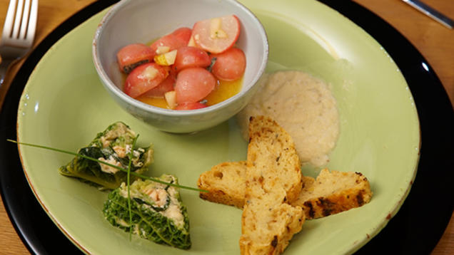 Rezept: Saiblingterrine mit Birnenschaum, lauwarmen Radieschensalat und Blauschimmelkäsebrot Rezept: Saiblingterrine mit Birnenschaum, lauwarmen Radieschensalat und Blauschimmelkäsebrot