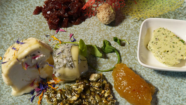 Rezept: Ziegenkäse | Apfel | Krokant | Geflügelpraline | Wildkräuter Rezept: Ziegenkäse | Apfel | Krokant | Geflügelpraline | Wildkräuter