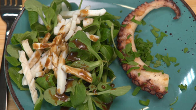Rezept: Feldsalat mit Tintenfischtuben und Oktopus Rezept: Feldsalat mit Tintenfischtuben und Oktopus