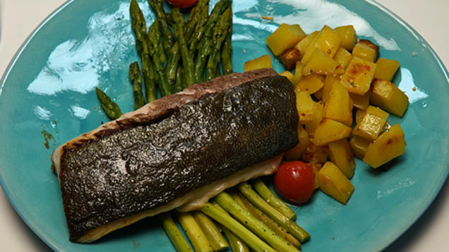 Rezept: Kingfish auf gebratenem grünen Spargel dazu Rosmarinkartoffeln Rezept: Kingfish auf gebratenem grünen Spargel dazu Rosmarinkartoffeln