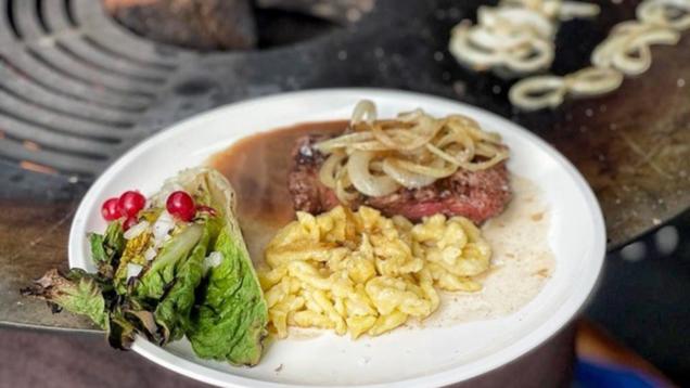 Rezept: Zwiebelrostbraten mit Spätzle (Smudo und Michi Beck) Rezept: Zwiebelrostbraten mit Spätzle (Smudo und Michi Beck)