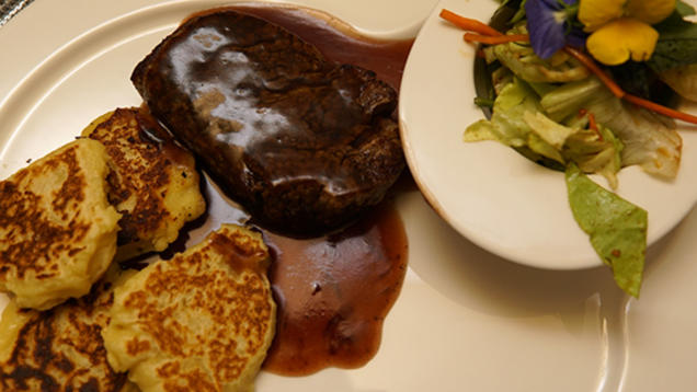 Rezept: Rinderfilet mit Rotweinsauce und Kartoffelteig Plätzchen Rezept: Rinderfilet mit Rotweinsauce und Kartoffelteig Plätzchen
