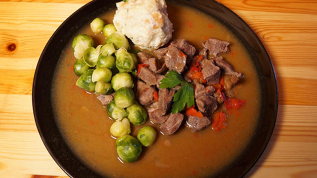 Rezept: Wildschweingulasch mit Semmelknödel und Rosenkohl Rezept: Wildschweingulasch mit Semmelknödel und Rosenkohl