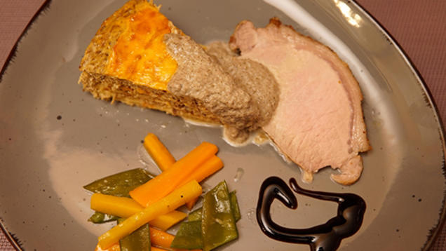 Rezept: Pilztorte, Lachsbraten, glasierte Möhrchen und Zuckererbsen Rezept: Pilztorte, Lachsbraten, glasierte Möhrchen und Zuckererbsen