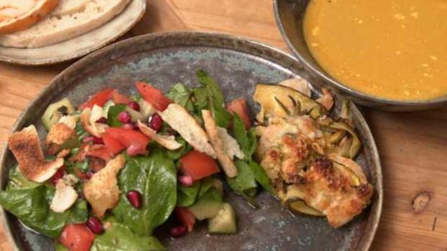 Rezept: Fattoush mit Granatapfel, dazu Kokos-Currysuppe und Garnelen Rezept: Fattoush mit Granatapfel, dazu Kokos-Currysuppe und Garnelen