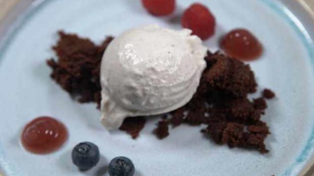 Rezept: Brownie mit Beerengel und Tonkabohnen-Eis Rezept: Brownie mit Beerengel und Tonkabohnen-Eis