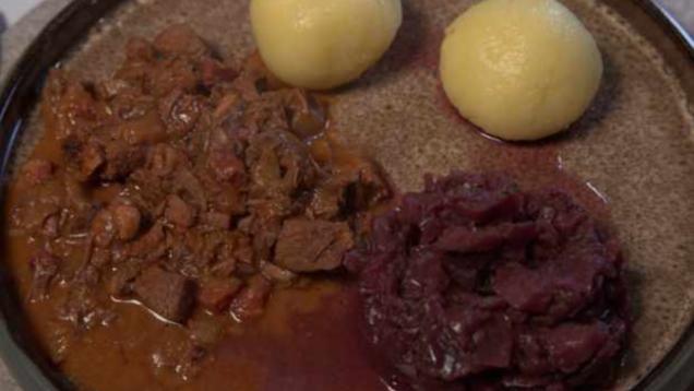 Rezept: Deftiges Rindsragout mit Rotkohl und Knödel Rezept: Deftiges Rindsragout mit Rotkohl und Knödel