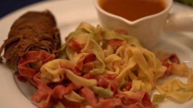 Rezept: Bunte Nudeln mit sommerlicher Rinderroulade und Salat Rezept: Bunte Nudeln mit sommerlicher Rinderroulade und Salat