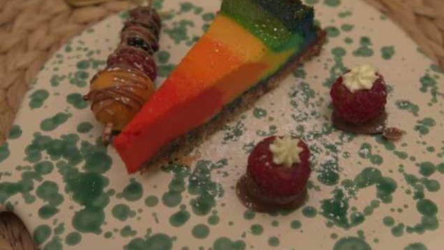 Rezept: Bunter Käsekuchen mit Obstspieß und Himbeer-Pralinen Rezept: Bunter Käsekuchen mit Obstspieß und Himbeer-Pralinen