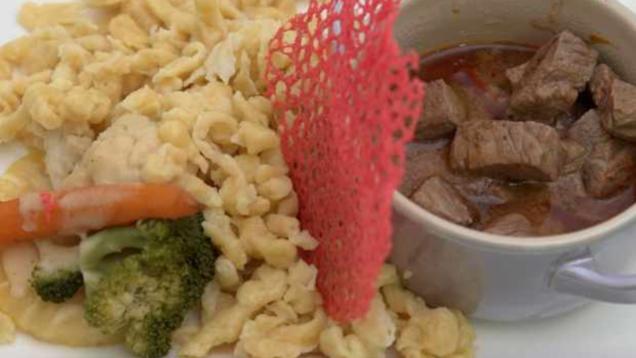 Rezept: Rinderfiletwürfel mit Peperonistreifen, Spätzli und Korallen Hippen Rezept: Rinderfiletwürfel mit Peperonistreifen, Spätzli und Korallen Hippen