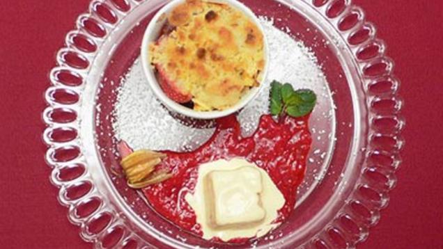 Rezept: Fruit-Crumble mit Bourbon-Vanilleeiscreme Rezept: Fruit-Crumble mit Bourbon-Vanilleeiscreme