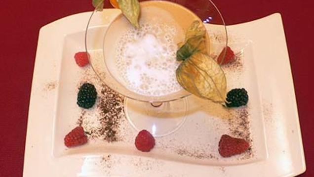 Rezept: Edler Espressoschaum mit Früchten Rezept: Edler Espressoschaum mit Früchten