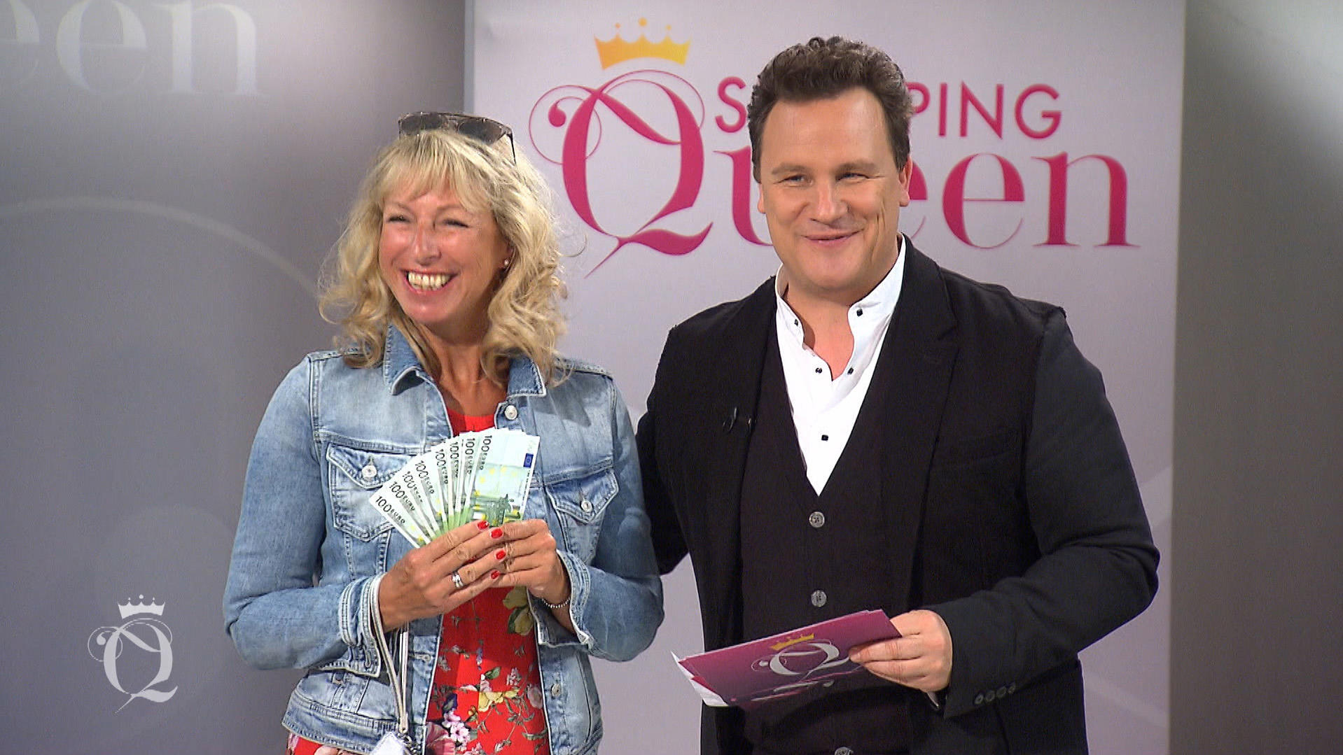 Shopping Queen: Guido kürt im Finale die Kölner Nagellack-Königin Shopping Queen in Köln: Gewinnerin Beate und Guido Maria Kretschmer im Finale auf dem Catwalk