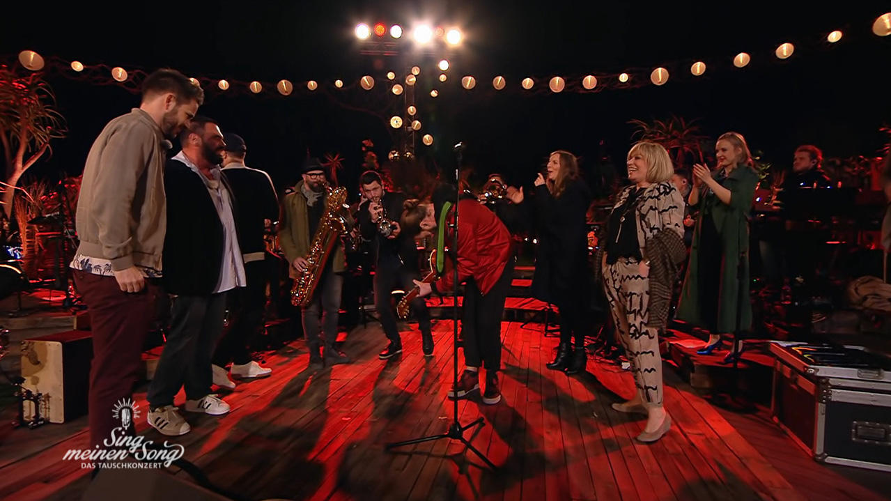 Sing meinen Song 2018: Rea Garvey dreht Mark Forsters Nummer-1-Hit "Stimme" auf links Auf der "Sing meinen Song"-Bühne feiern die Stars gemeinsam mit Rea und den Musikern die letzten Töne des Songs.
