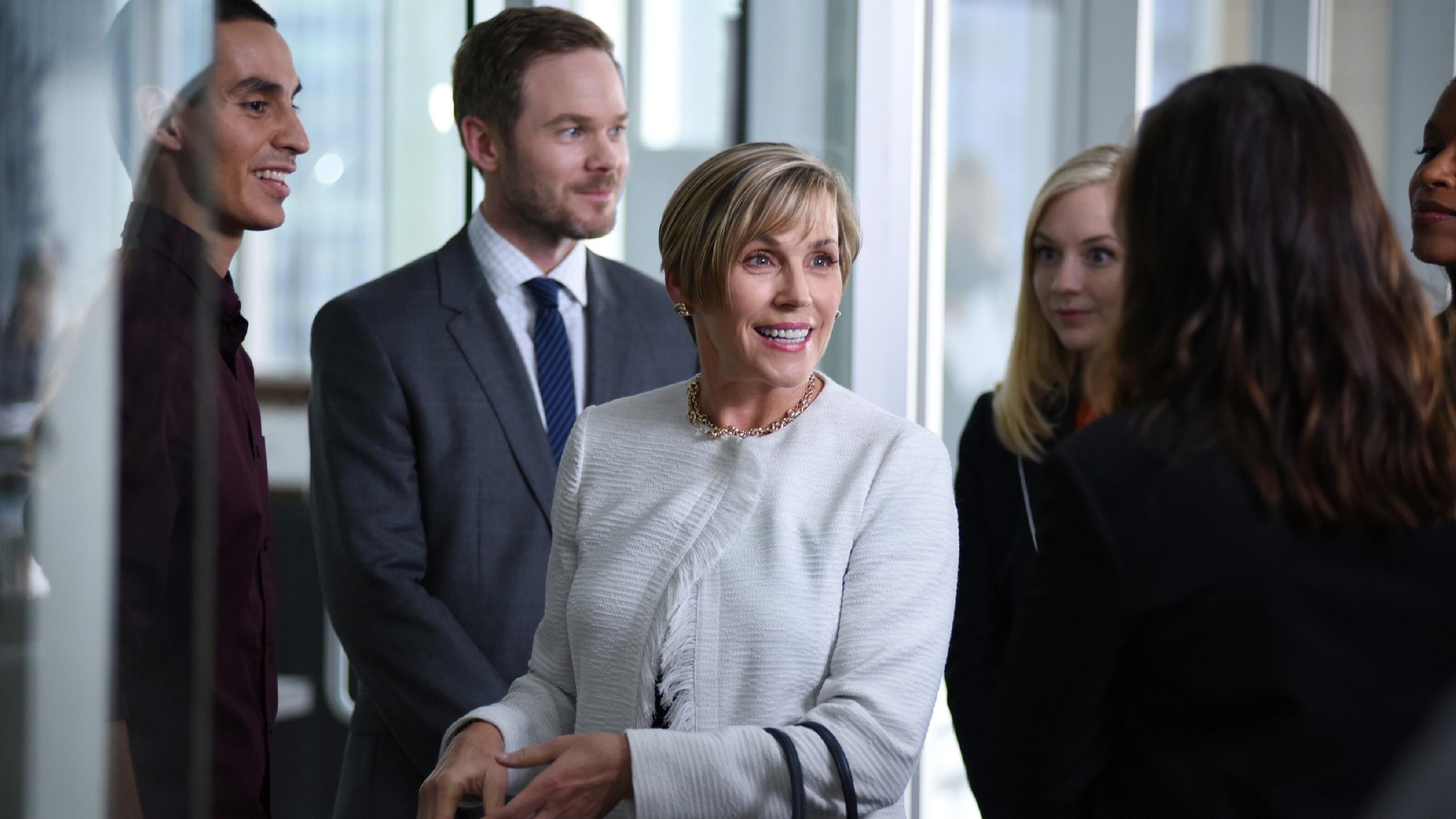 Conviction: Bess Armstrong spielt Harper Morrison V.l.: Franklin _Frankie_ Cruz (Manny Montana), Sam Spencer (Shawn Ashmore), Harper Morrison (Bess Armstrong), Tess Larson (Emily Kinney) und Hayes Morrison (Hayley Atwell)