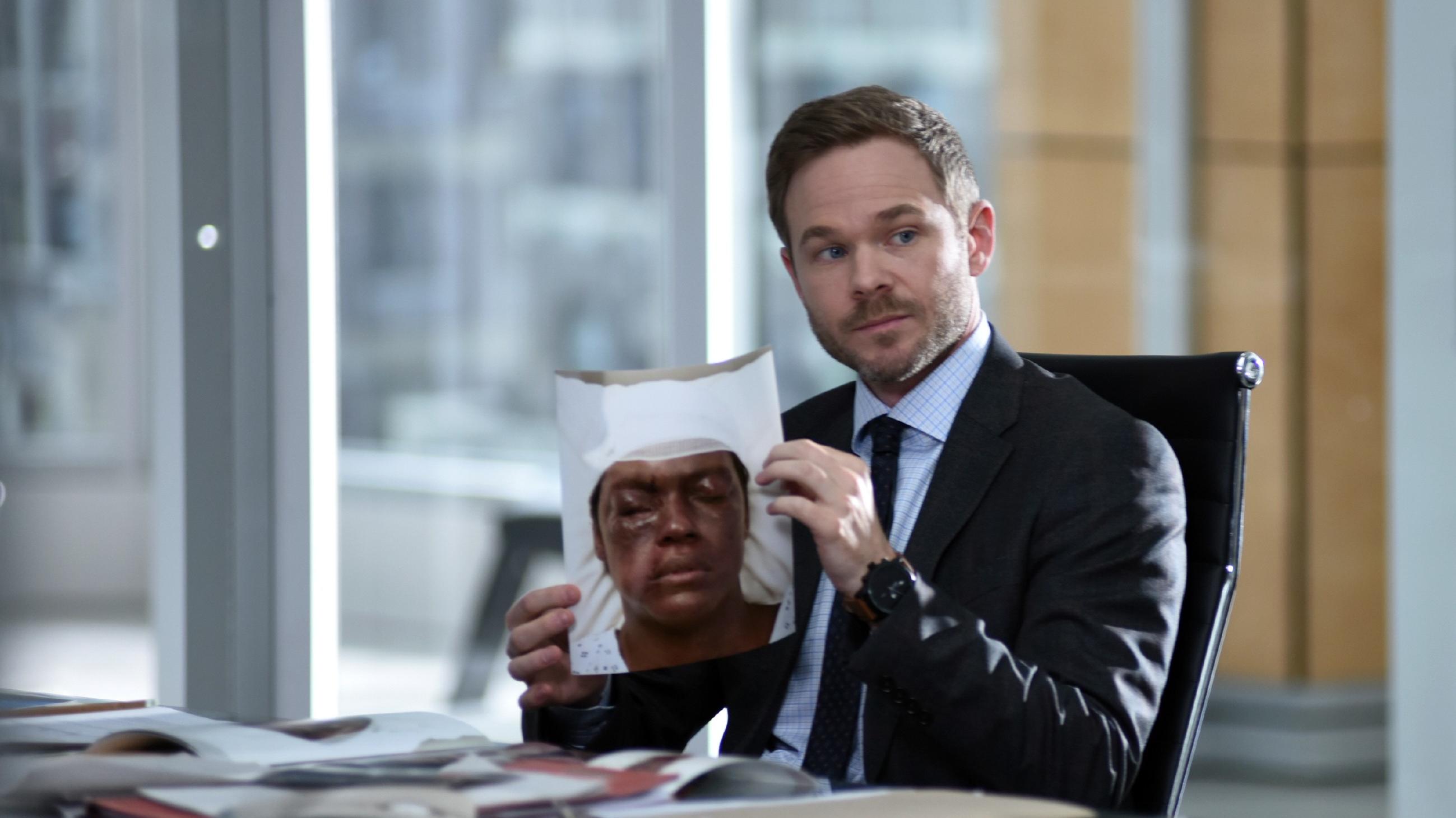Conviction: Shawn Ashmore spielt Staatsanwalt Sam Spencer Sam Spencer (Shawn Ashmore)