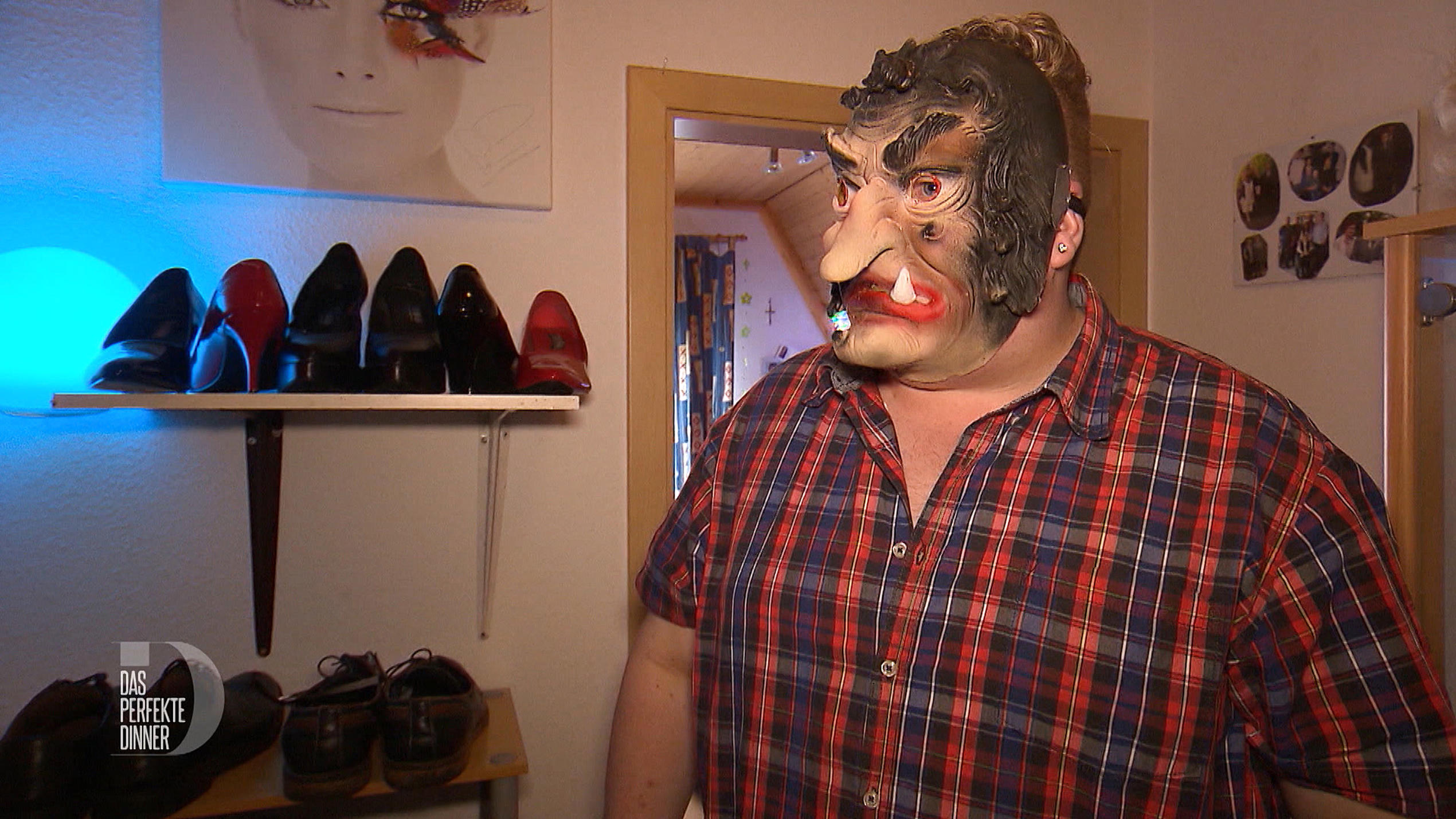 Das perfekte Dinner: Adrian versprüht im Schwarzwald gute Laune und Lebensfreude Adrian zeigt bei "Das perfekte Dinner" im Schwarzwald seine Karnevalsausstattung.