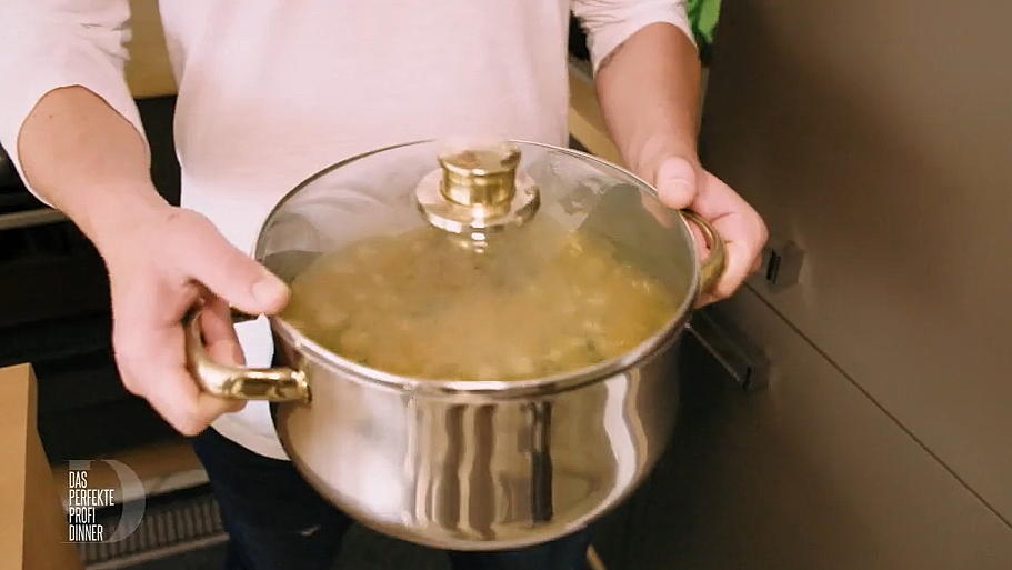 Das perfekte Profi Dinner: Robin Pietsch lässt seine Oma Suppe kochen Und da ist sie auch schon, Omas weltbeste Möhrensuppe. Das sieht zumindest Robin Pietsch so.