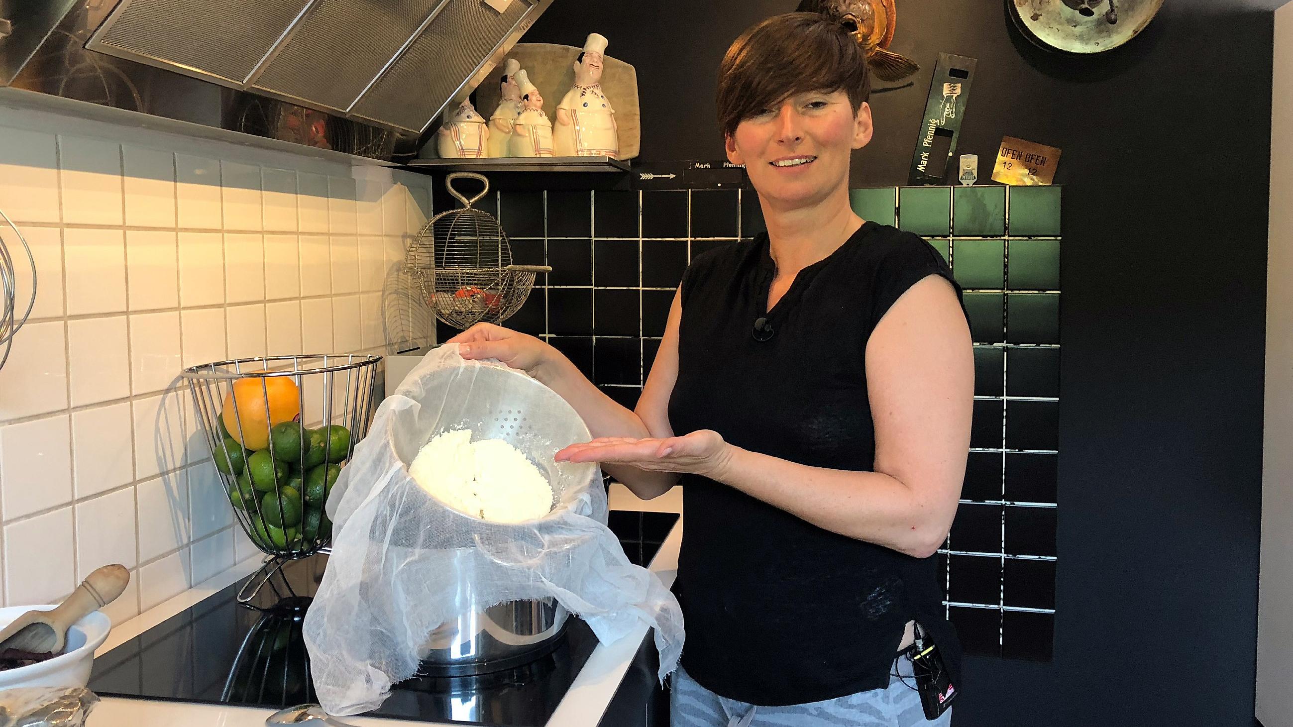 "Die Deutsche Dinner-Meisterschaft": Das ist Monika aus Köln Das ist Gastgeberin Monika.