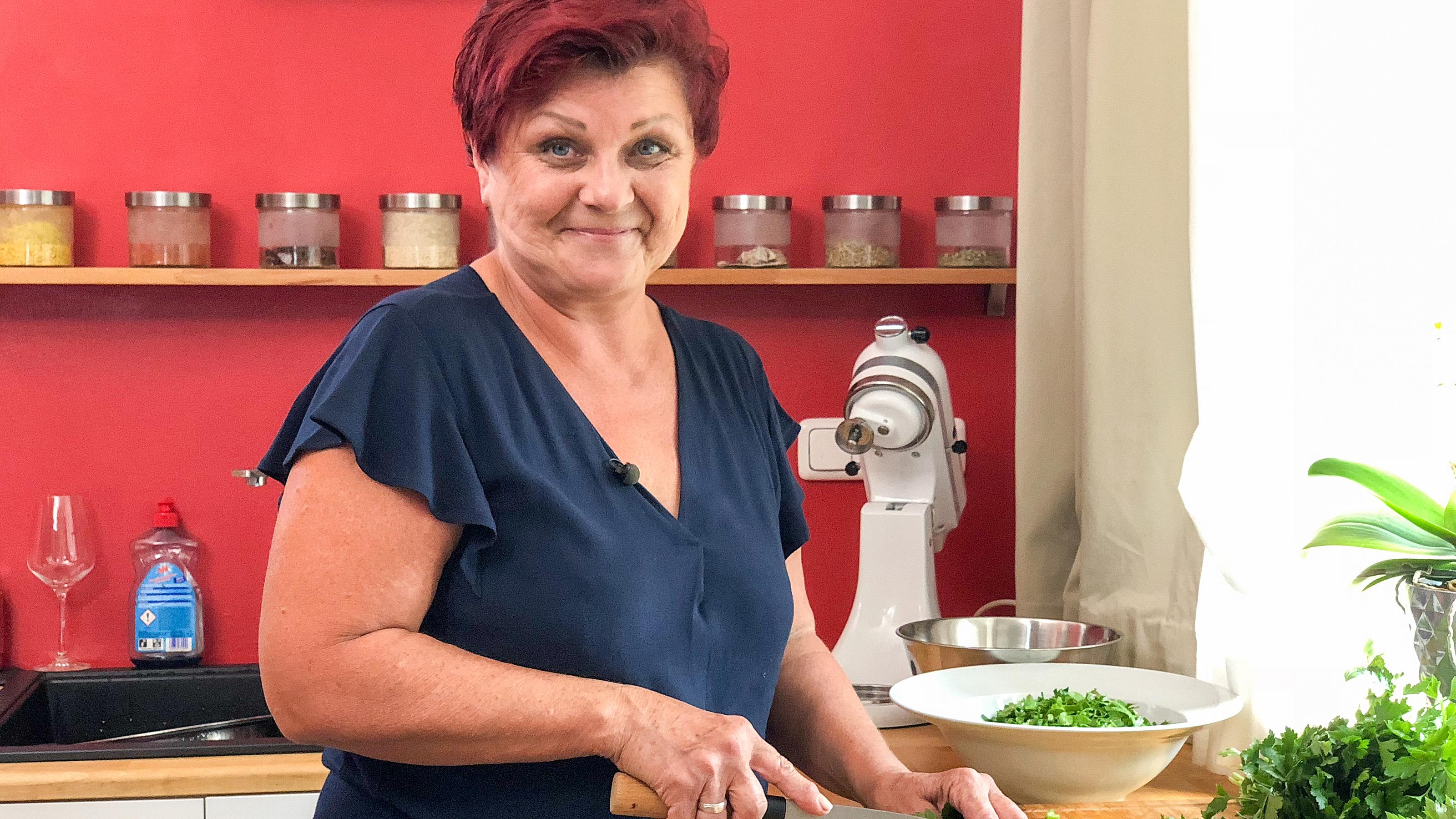 "Die Deutsche Dinner-Meisterschaft": Das ist Karoline aus München Karoline tritt bei "Die Deutsche Dinner-Meisterschaft" für München an und will den Sieg erkochen.