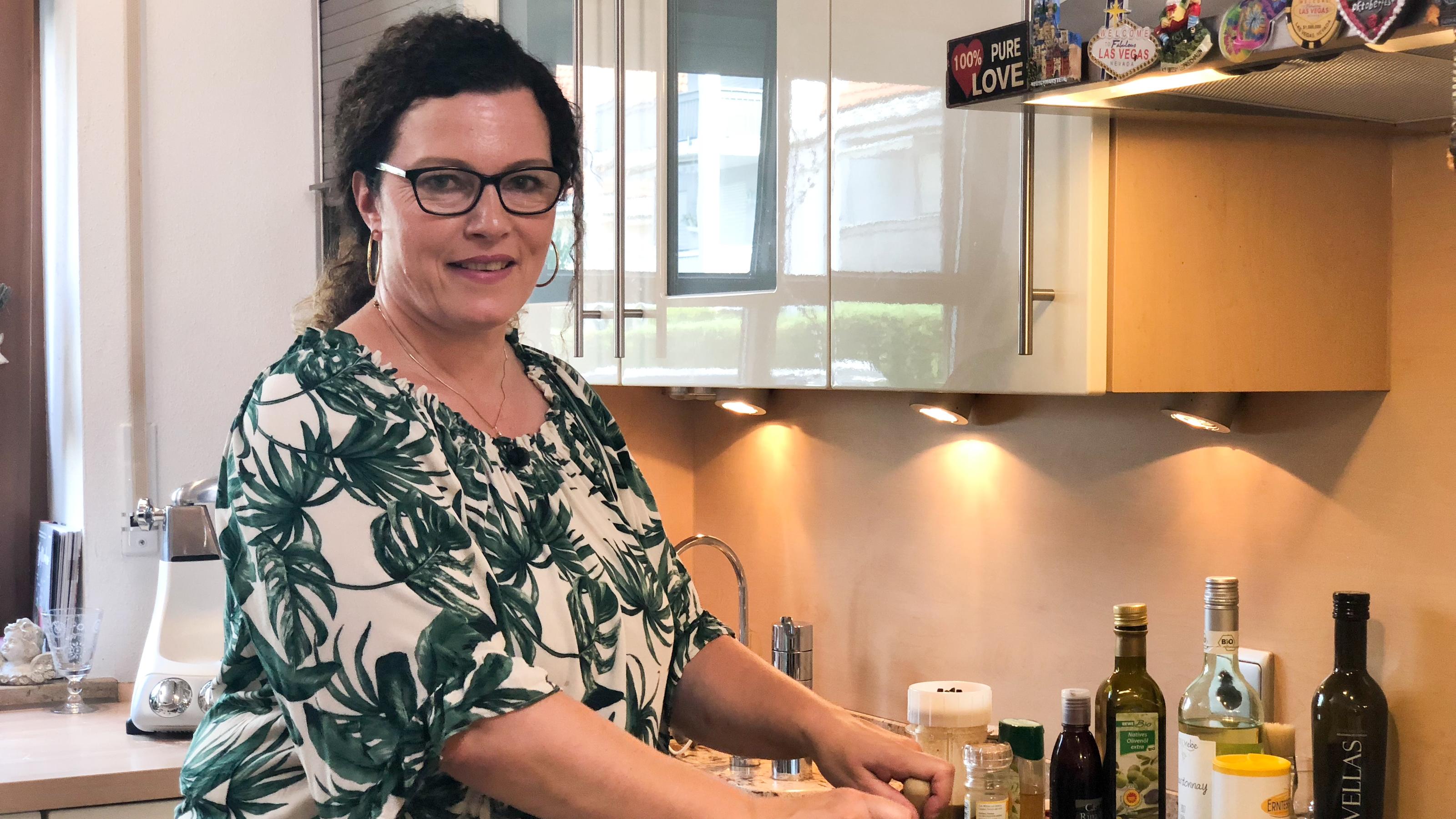"Die Deutsche Dinner-Meisterschaft": Das ist Diana aus München Gastgeberin Diana tritt an Tag 5 der Dinner-Meisterschaft in München an
