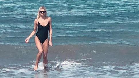 Lena Gerckes Fans sind besorgt: Das Model ist einfach zu dünn Auch ein Bild aus Lena Gerckes Instagram-Story am Meer zeigt, wie dünn das Model ist.