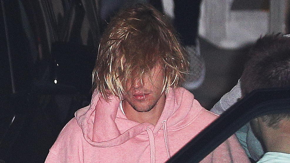 Justin Bieber sorgt sich um Ex-Freundin Selena Gomez Justin Bieber gets comforted by church friends after Selena gomez news in Los Angeles, CAPictured: Ref: SPL5032388 111018 NON-EXCLUSIVEPicture by: Pap Nation / SplashNews.comSplash News and PicturesLos Angeles: 310-821-2666New York: 212-619-2666Londo