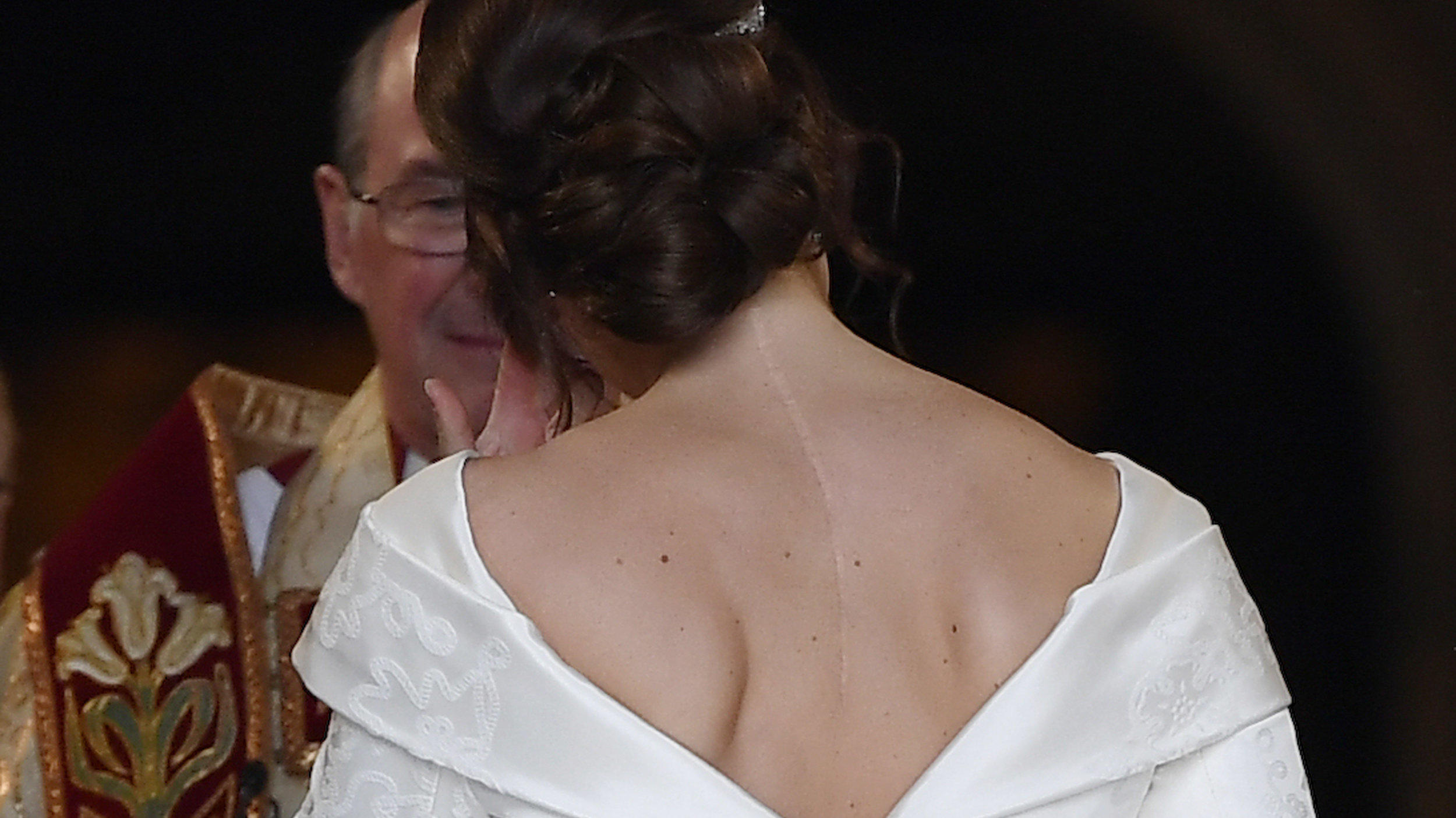 Prinzessin Eugenie bei ihrer Royal Wedding: Darum zeigte sie der ganzen Welt ihre Narbe! 12.10.2018, Großbritannien, Windsor: Die Braut, Prinzessin Eugenie kommt in Begleitung ihres Vaters zu ihrer Hochzeit an der St.-Georges-Kapelle von Schloss Windsor an. Am Rücken ist eine Narbe von einer Skoliose-Operation im Alter von 12 Jahren sich