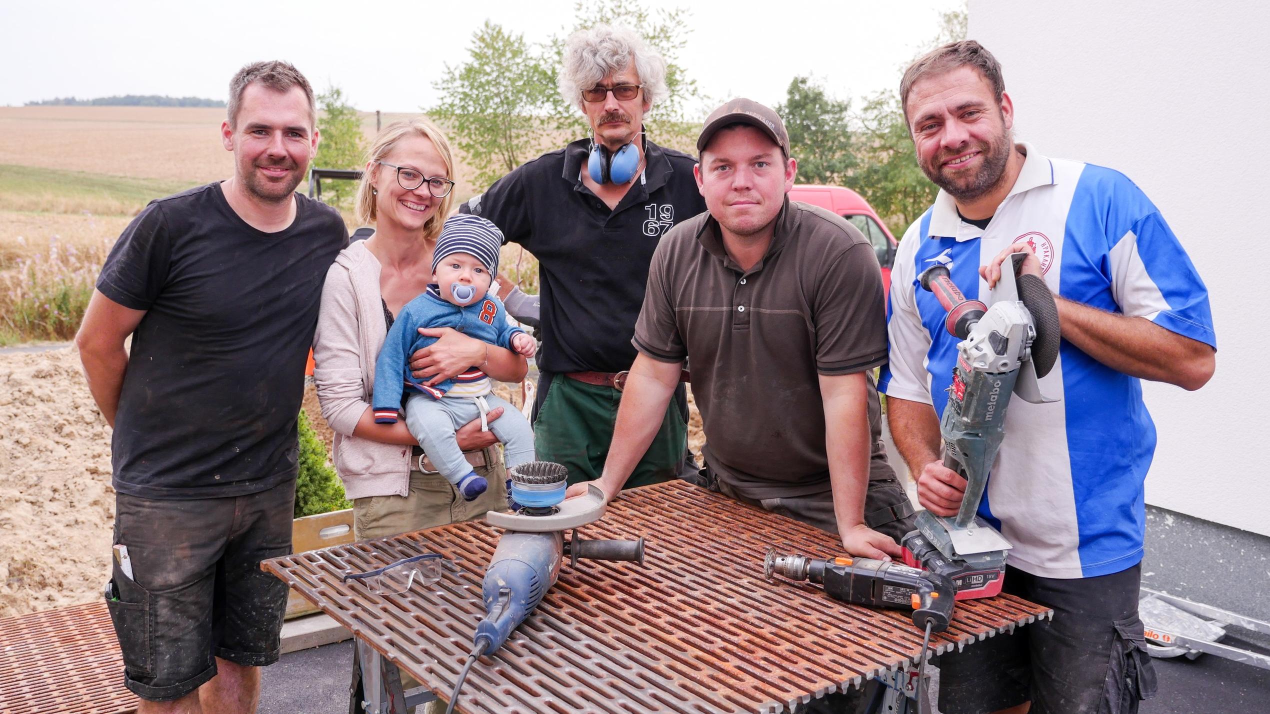 Die Beet-Brüder: Claus schaut die Sendung mit den Gartenbesitzern V.l.: Dennis, Carina mit Sohn Fred, Ralf, Henrik und Claus