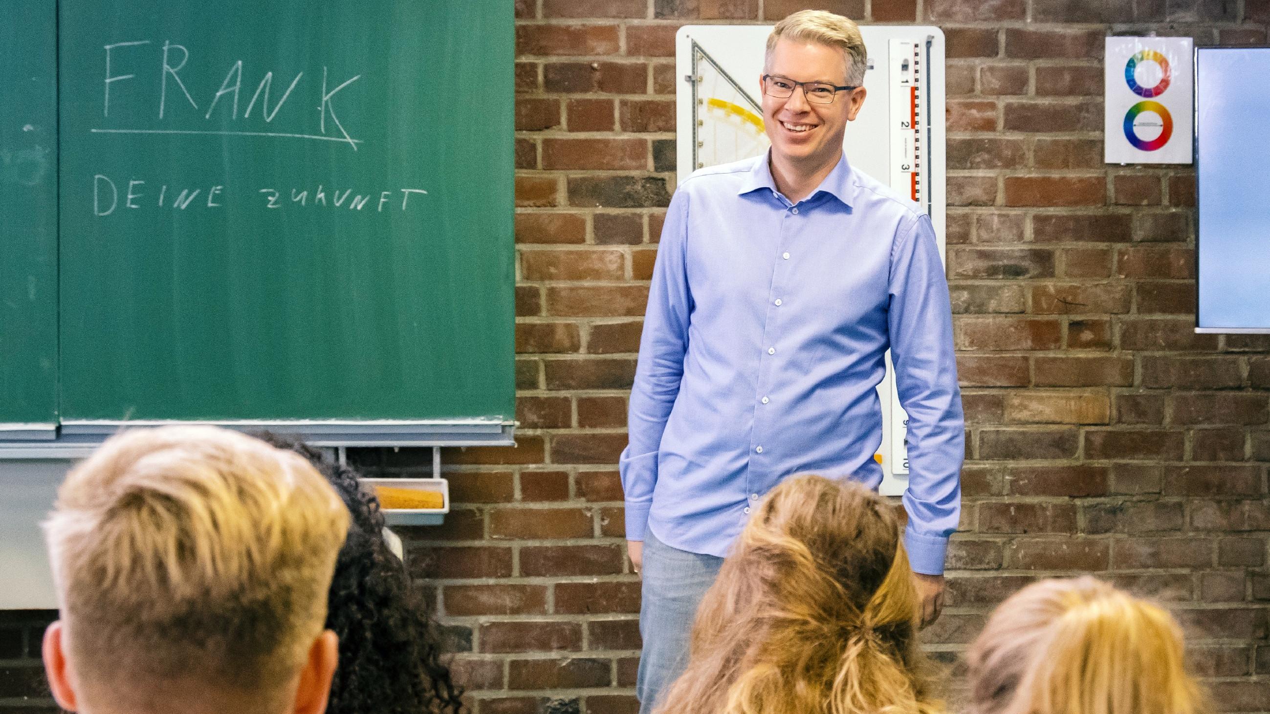 Diesen Unterricht schwänzt man nicht! Neue Folgen von "Der Vertretungslehrer" Frank Thelen übernimmt den Unterricht an einem Gymnasium.