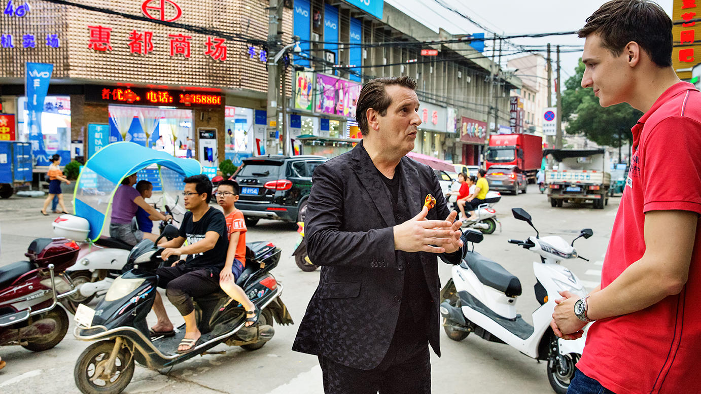 Die Höhle der Löwen: Catch Up – Genialer Aufsatz für Staubsauger Ralf Dümmel und Tobias Gebracht in China. Das Bild ist nur zur einmaligen Verwendung freigegeben.