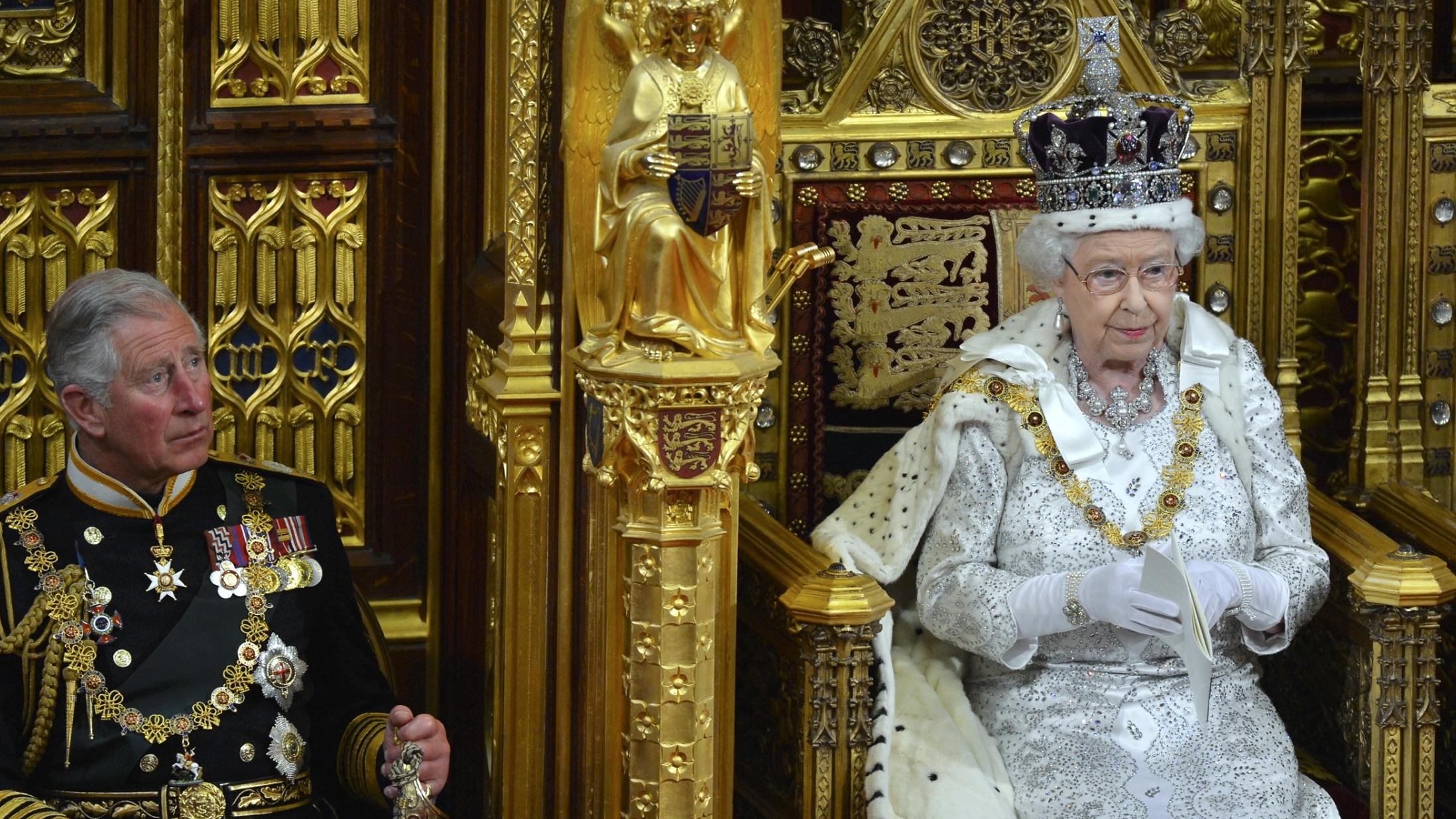 Wird Prinz Charles König? Das sagt unser Adels-Experte Michael Begasse Prinz Charles und Queen Elizabeth am 8. May 2003 in London