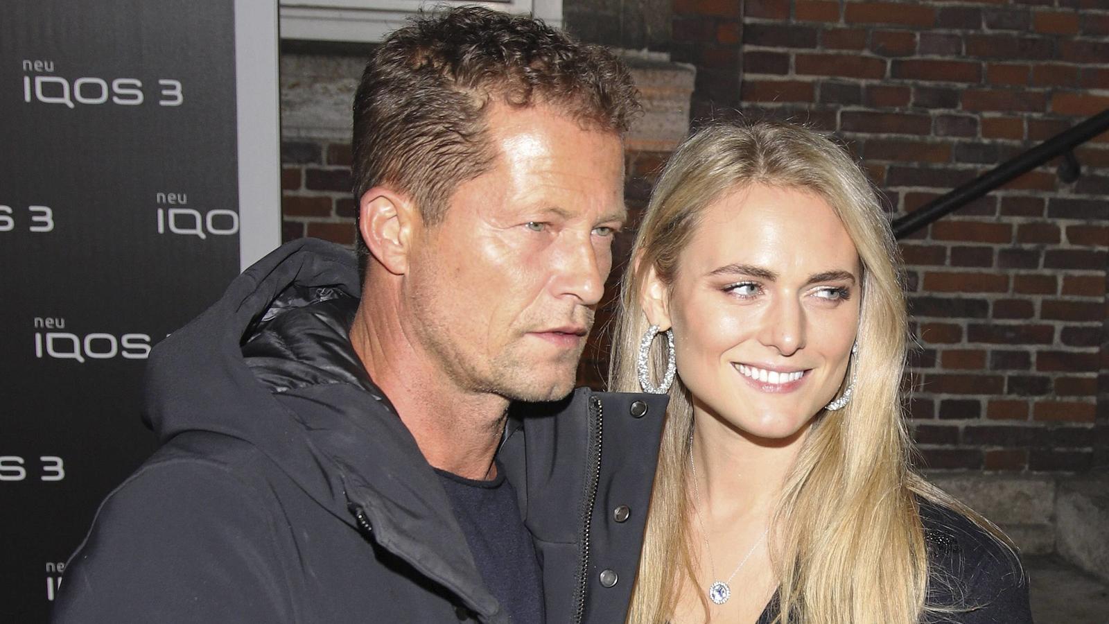 So verliebt schwärmt Til Schweiger von seiner neuen Freundin Til Schweiger mit Freundin Francesca Dutton bei der Präsentation des IQOS 3 Tabakerhitzers im Museum für Hamburgische Geschichte. Hamburg, 14.11.2018 *** Til Schweiger with his girlfriend Francesca Dutton at the presentation of the IQOS 3 tobacco hea