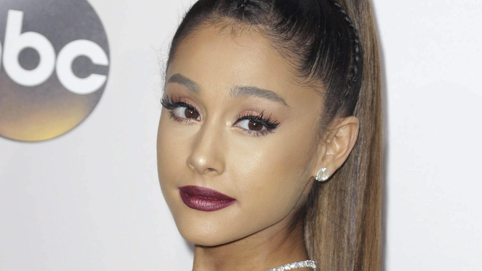 Ariana Grande zeigt sich ohne Extensions und mit wahrer Lockenmähne ARCHIV - 20.11.2016, USA, Los Angeles: Ariana Grande, US-Sängerin, bei den American Music Awards. (zu dpa «Nach Trennung: Ariana Grande singt Versöhnliches über Ex-Freunde» vom 04.11.2018) Foto: Paul Buck/EPA/dpa +++ dpa-Bildfunk +++