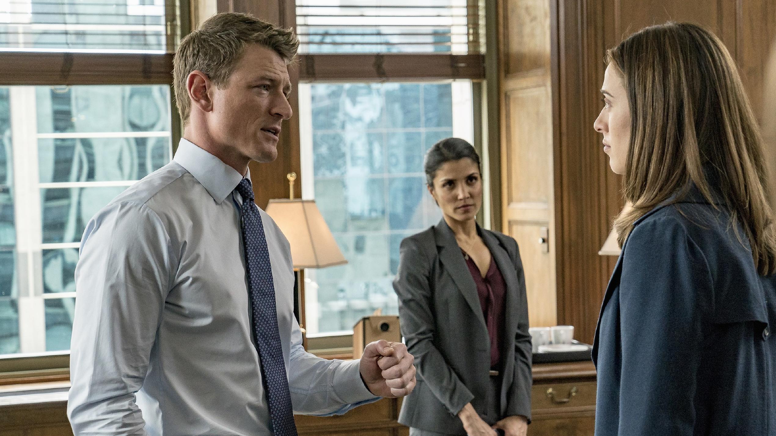 "Chicago Justice" im VOX-Live-Stream und ganze Folgen online bei TV NOW sehen Peter Stone (Philip Winchester), Dawn Patel (Nazneen Contractor) und Kim Burgess (Marina Squerciati, r.)